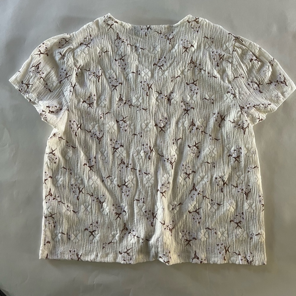 Floral Button-Up V-Neck Top - Picture 4 of 5